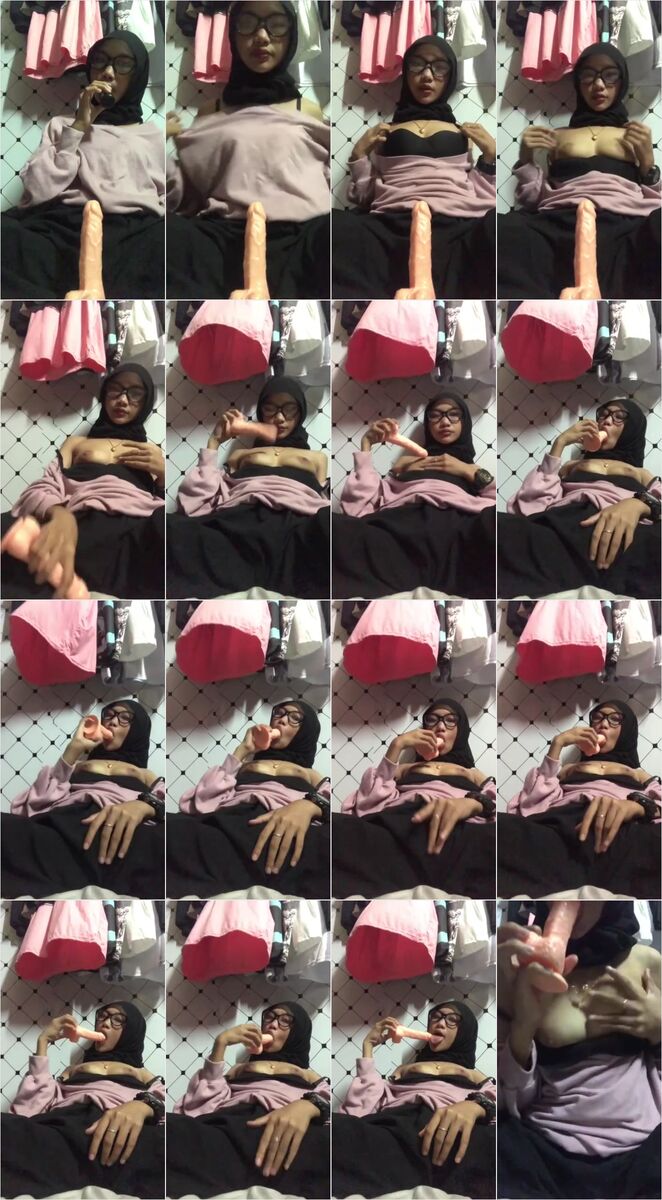 Hijab Kacamata ngemut dildo panjang