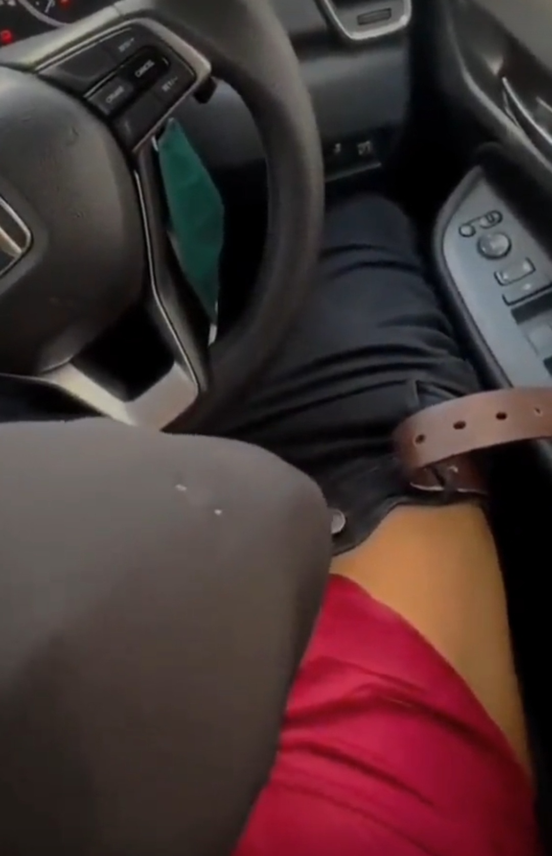 Hijabers idaman Nyepong Kontol Ayang Di Mobil